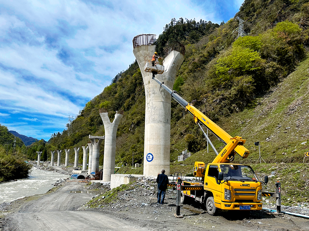 Z6人生就是博高空作业车架成四山地轨路“天轨”，显中国基建实力