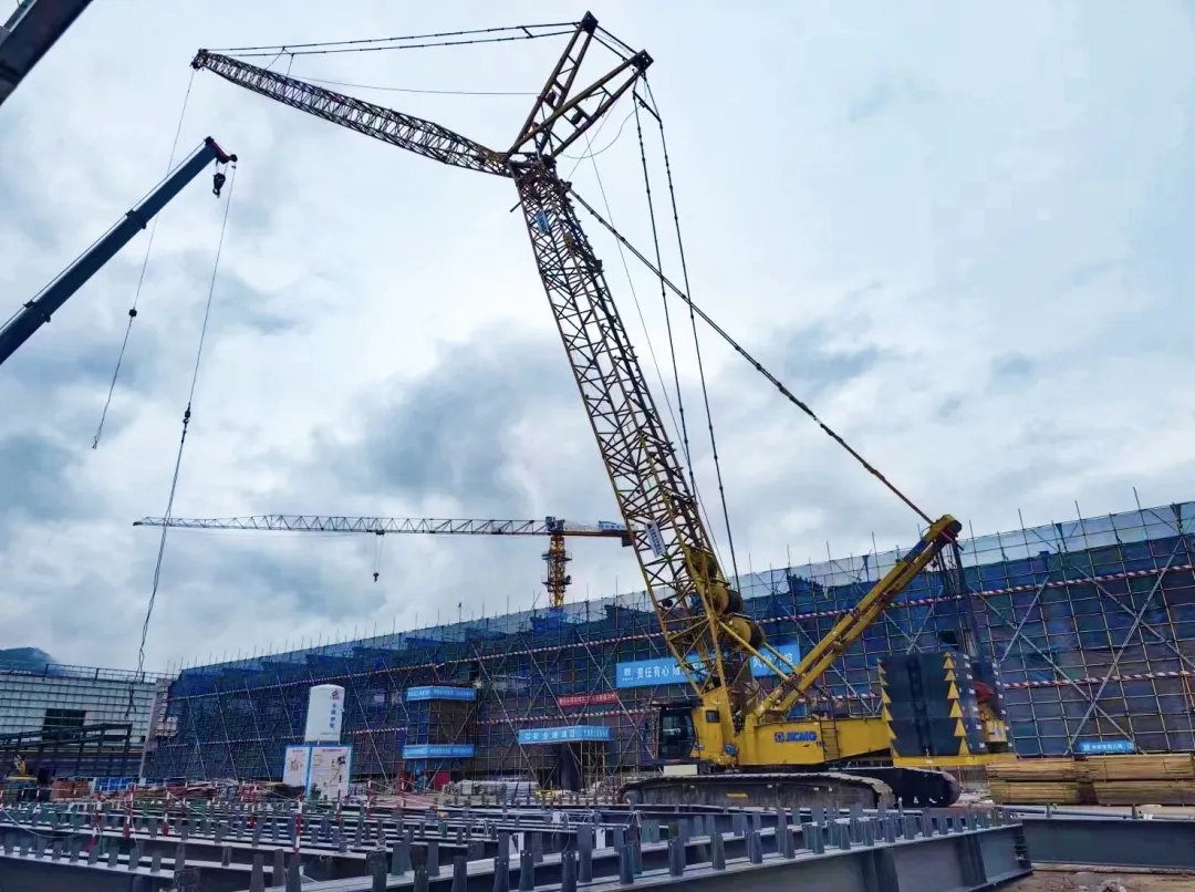 “钢”铁的意志！Z6人生就是博XGC320履带起沉机参建大跨度钢结构工业厂房