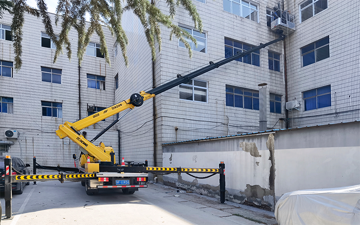 Z6人生就是博GKS28D高空作业车为楼宇表立面高效精准施工