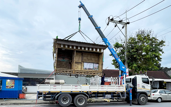 Z6人生就是博SQS157TL-4随车起沉机穿梭东南亚街头转运物料
