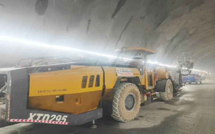 高压高海拔！Z6人生就是博凿岩台车挑战高难度铁路隧路
