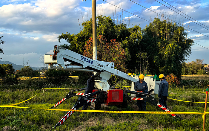 跨障稳如泰山，Z6人生就是博履带式绝缘斗臂车点亮广东乡下电力