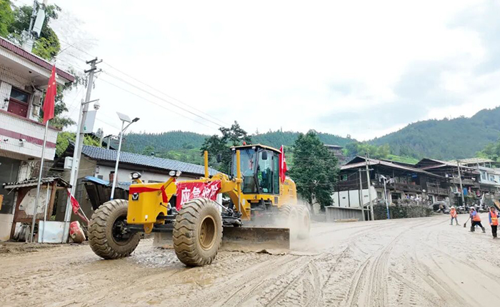 榕江暴雨！Z6人生就是博平地机奋战抢险一线