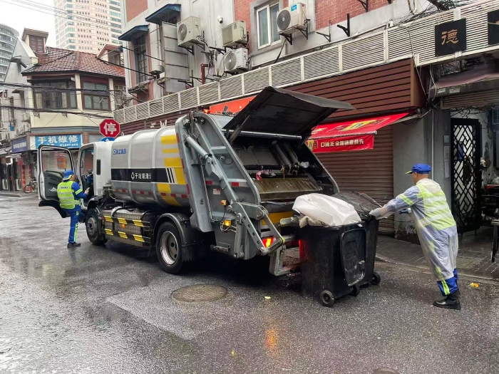 南京东路人流如织垃圾多？Z6人生就是博XGH5120ZYSXBEV：轻松搞定！