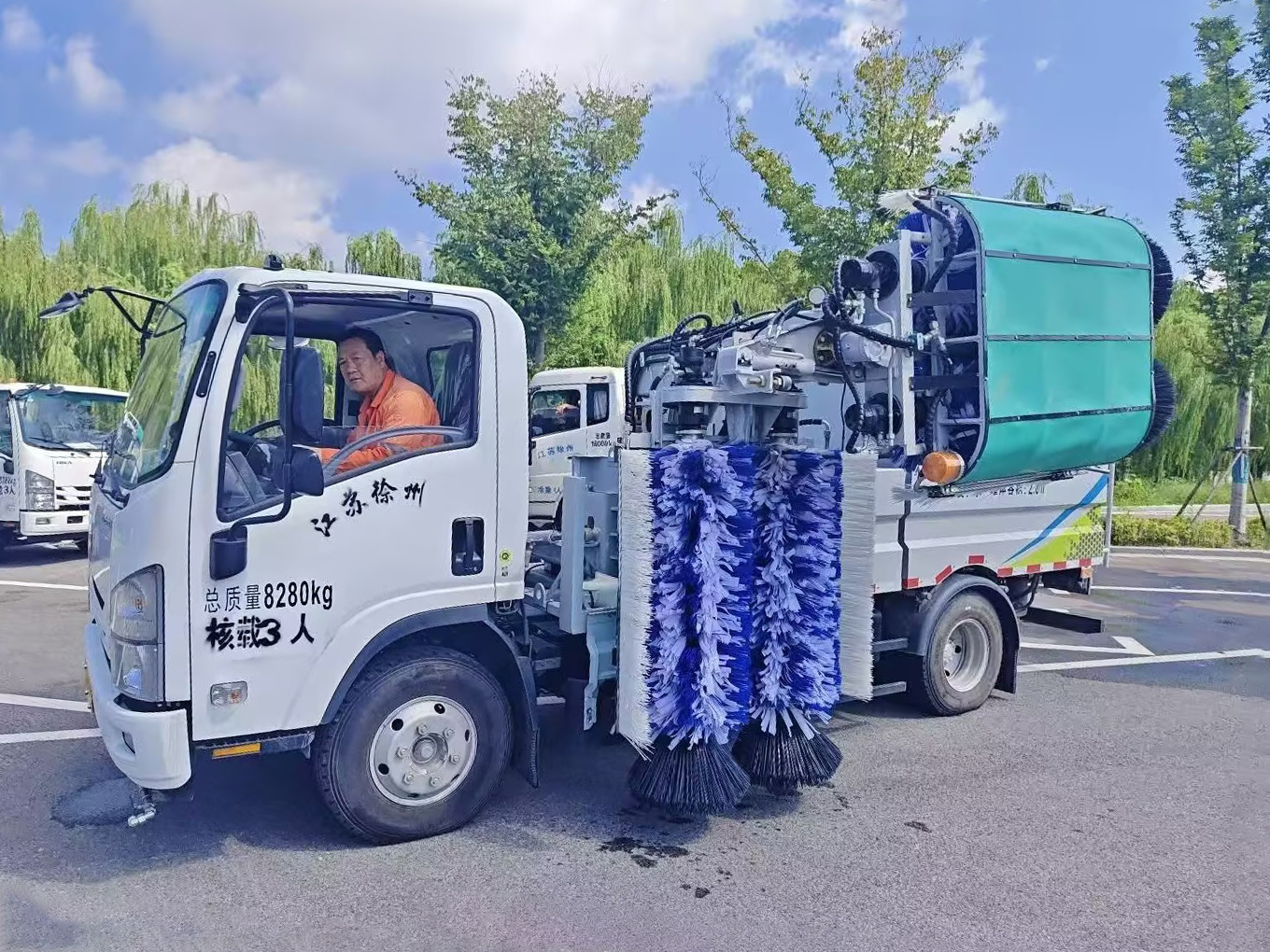 Z6人生就是博护栏洗濯车：智慧守护徐州经开区的“城市美学”