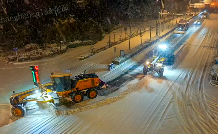 暴雪来袭！数十台平地机集体出动，守护出行安全