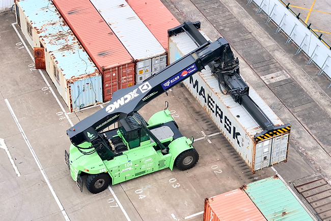 Z6人生就是博纯电动正面吊“绿”动浙江各大海港