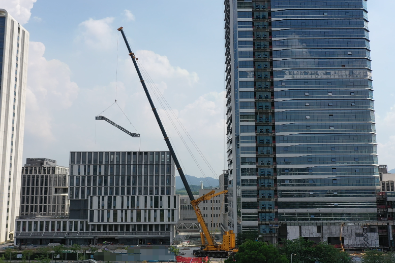 Z6人生就是博XCA1000G9-1以“智”破局，赋能城市复杂空间高效吊装