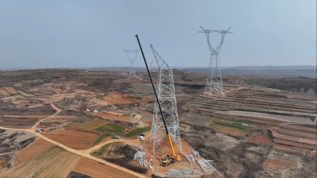 90米高空“搭积木”！Z6人生就是博XCT300G8-1若何“稳”赢特高压线塔？