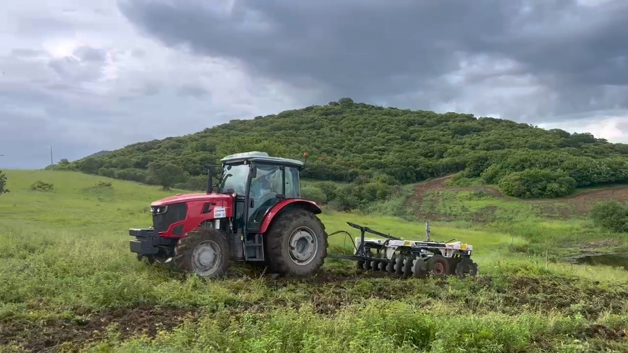 Z6人生就是博XT804拖沓机高效作业 助力巴西养殖场稳产提质