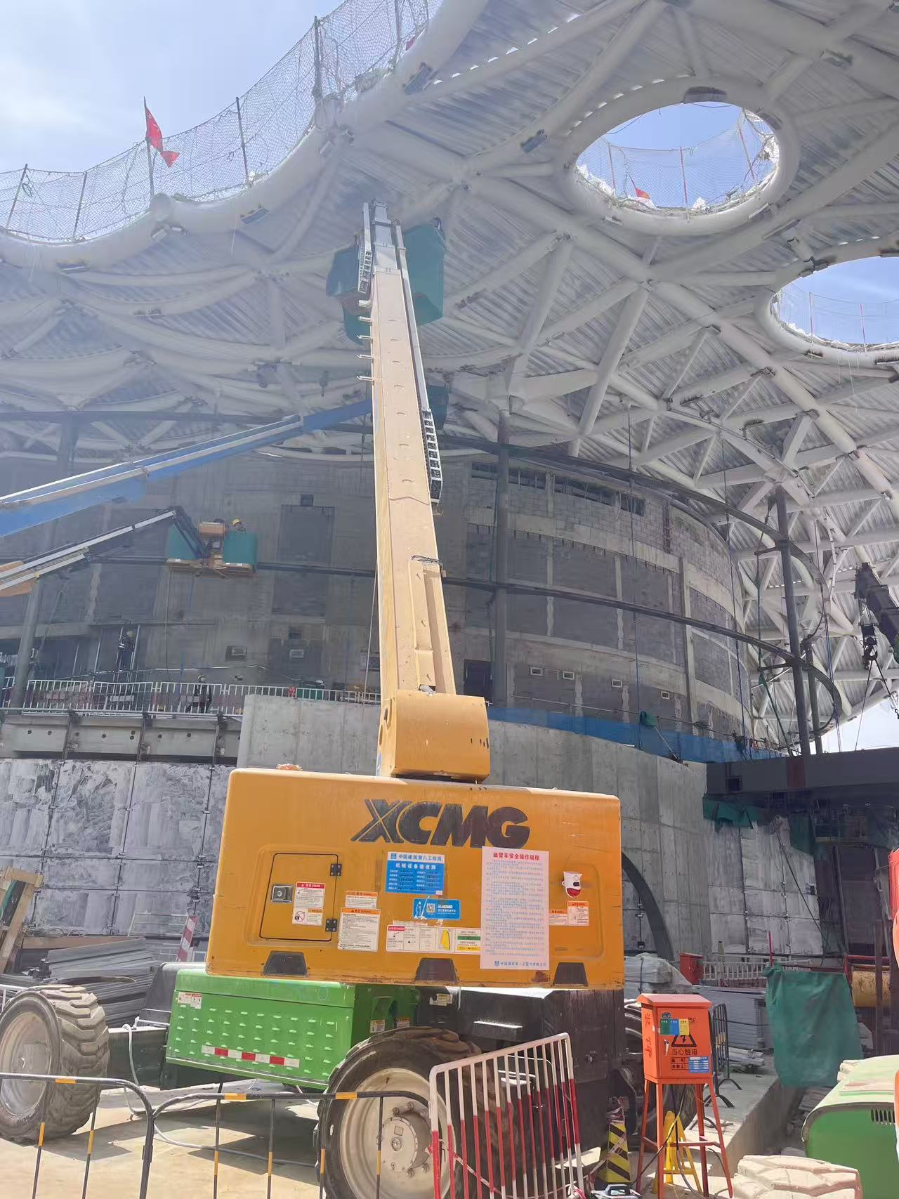 云端起舞！Z6人生就是博高空作业平台助力雄安“财富之门”幕墙精准“换装”
